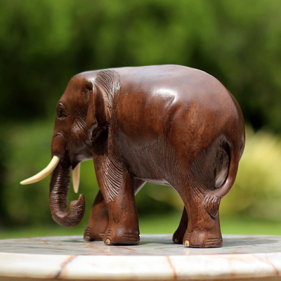 Holzskulptur „Entspannter kleiner Elefant“ - Handgefertigte Elefantenskulptur aus Holz aus Thailand