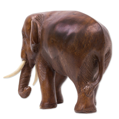 Escultura en madera, 'Pequeño Elefante Relajado' - Escultura de elefante de madera hecha a mano de Tailandia