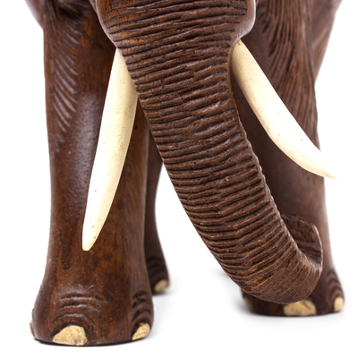 Holzskulptur „Entspannter kleiner Elefant“ - Handgefertigte Elefantenskulptur aus Holz aus Thailand