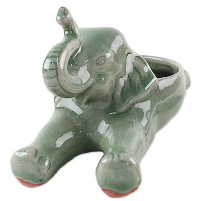 Celadon-Keramikschale, 'unterhaltsamer Elefant'. - grüne celadon-keramik-thai-elefantenschale