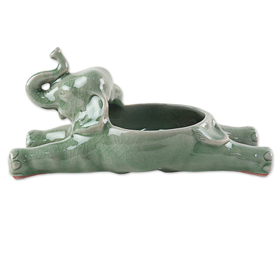 Plato de cerámica de celadón, 'Entretenimiento con elefantes - Plato de cerámica verde de celadón con elefante tailandés