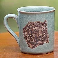 Tasse aus Celadon-Keramik, „Tiger's Taste“ – handbemalte Tiger-Tasse aus Celadon-Keramik aus Thailand