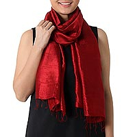 Pañuelo de seda, 'Shimmering Crimson' - Pañuelo de seda con flecos tejido a mano en carmesí de Tailandia