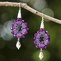 Pendientes colgantes de seda con cuentas, 'Rosettes brillantes en púrpura' - Pendientes colgantes con cuentas de seda y vidrio en púrpura Tailandia