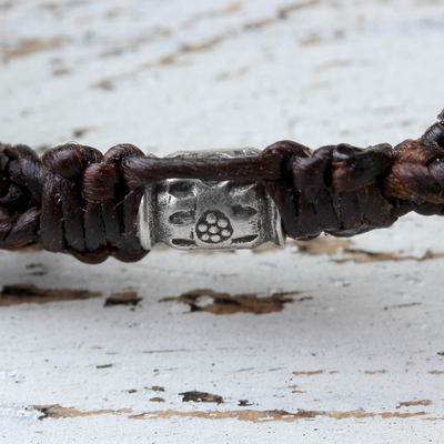 Makramee-Armband aus silbernen Perlen - Handgefertigtes braunes geflochtenes Armband mit Karen-Silberblume