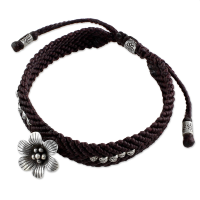 Makramee-Armband aus silbernen Perlen - Handgefertigtes braunes geflochtenes Armband mit Karen-Silberblume