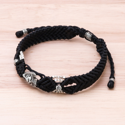 Makramee-Armband aus silbernen Perlen - Handgefertigtes schwarzes geflochtenes Armband mit silbernem Fisch