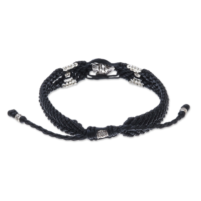 Makramee-Armband aus silbernen Perlen - Handgefertigtes schwarzes geflochtenes Armband mit silbernem Fisch