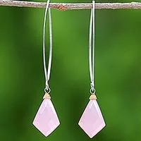 Pendientes colgantes de calcedonia con acento dorado, 'Cristales de lirio rosa' - Pendientes colgantes largos de calcedonia con acento de oro rosa Tailandia