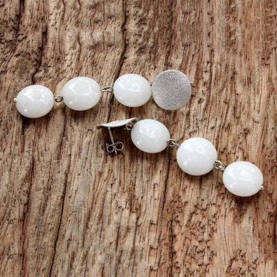 Quarz-Baumelohrringe, 'Schwebende Monde - Ohrringe aus weißem Quarz-Winkelstück aus Thailand