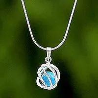 Halskette mit Anhänger aus Sterlingsilber, „Blue Orb of Energy“ – Halskette mit Howlith-Anhänger aus Sterlingsilber aus Thailand