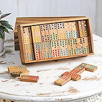 Domino-Set aus Holz, „Bunte Dominosteine“ – Buntes Domino-Set aus Regenbaumholz aus Thailand