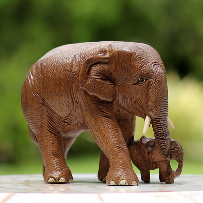 Skulptur aus Teakholz - Braune Teakholzskulptur von Mutter und Kind thailändischer Elefanten