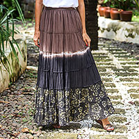 Falda de algodón batik, 'Festive Summer in Brown' - Falda de algodón batik teñido anudado en marrón y negro carbón Tailandia