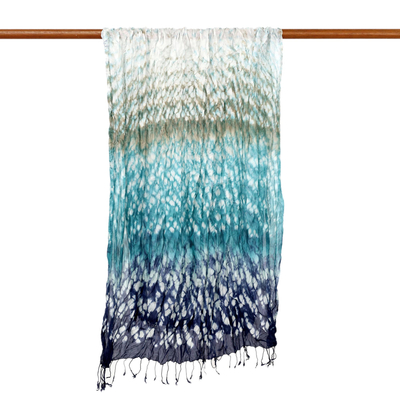 Schal aus Viskosemischung mit Batikmuster - Schal aus Rayon-Seidenmischung in Batikblau und Blaugrün aus Thailand