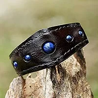 Brazalete de lapislázuli, 'Power Blue' - Brazalete de lapislázuli en cuero hecho a mano en Tailandia