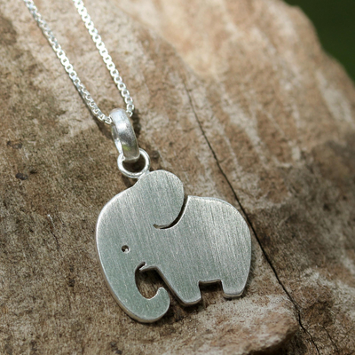 Collar colgante de plata esterlina - Collar con colgante de plata esterlina tailandesa de un elefante orgulloso