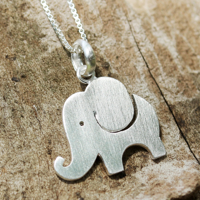 Collar colgante de plata esterlina - Collar con colgante de plata esterlina tailandesa de un elefante amistoso