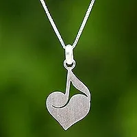 Collar con colgante de corazón de plata de ley, 'Música del corazón' - Collar con colgante en forma de corazón de plata de ley de Tailandia