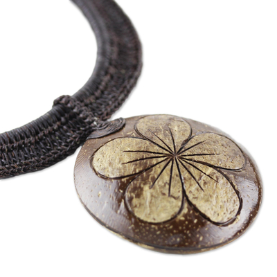Halskette mit Blumenanhänger aus Kokosnussschale und Leder - Handgefertigte Blumenhalskette aus schwarzem Leder und Kokosnussschale