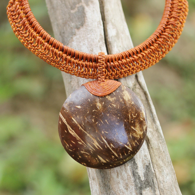 Halskette mit Anhänger aus Kokosnussschale und Leder - Statement-Halskette aus gebranntem orangefarbenem Leder und Kokosnussschale