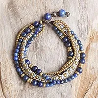 Lapislazuli-Perlenarmband, „Brisk Ocean“ – Mehrsträngiges Perlenarmband aus Messing und Lapislazuli