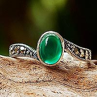 Anillo de cóctel de ónix, 'Elusive Green' - Anillo de cóctel de ónix verde y marcasita de Tailandia