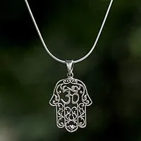 Collar colgante de plata de ley, 'Hamsa Om' - Collar colgante Om Hamsa de plata de ley de Tailandia