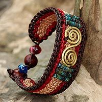 Messing-Armband mit Anhänger, „Siam Spirals“ – geflochtenes Armband aus Messing und rekonstituiertem Türkis