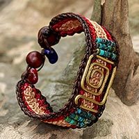 Pulsera colgante de latón, 'Siam Maze' - Pulsera de latón beige y rojo y turquesa reconstituida