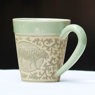 Celadon-Keramikbecher - Handgefertigte Keramiktasse mit Tiger aus Thailand