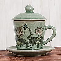 Tasse und Untertasse aus Celadon-Keramik, „Lanna Luxury“ – Tasse und Untertasse aus Celadon-glasierter Keramik mit Blumenmuster aus Thailand