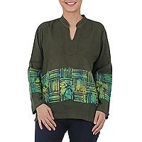 Batikbluse aus Baumwolle, „Olivenzweig“ – langärmlige grüne Bluse mit handgemaltem Batikmuster