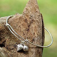 Charm-Armreif aus Sterlingsilber, „Dimpled Heart“ – herzförmiges Charm-Armband aus Sterlingsilber aus Thailand