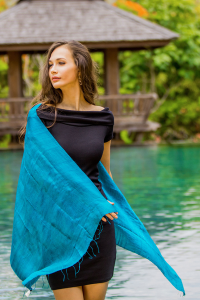 Mantón de seda - Mantón de seda con flecos tejido a mano en verde azulado de Tailandia