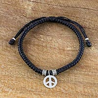 Silbernes Armband „Peaceful Charm in Black“ – Karen Silver Peace Wristband-Armband in Schwarz aus Thailand