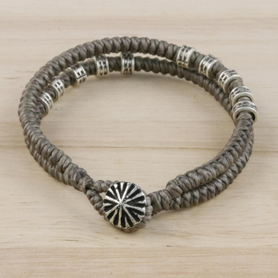 Armband aus silbernen Perlen - Doppelsträngiges Armband mit Karen-Silber in Grau