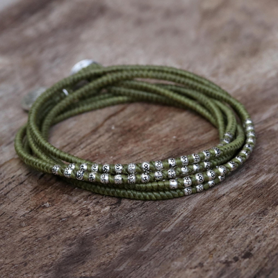Pulsera envolvente con detalles en plata - Brazalete de plata y cordón verde de la tribu de las colinas tailandesas de 21 pulgadas