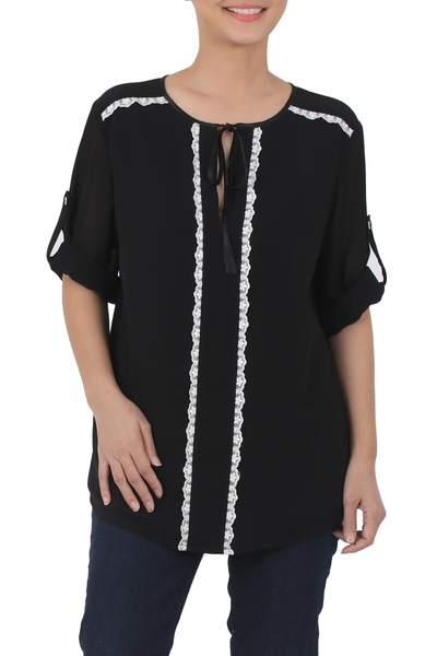 Bluse mit Spitzenakzent - Schwarze Polyester-Langarmbluse mit Bindekragen aus Thailand