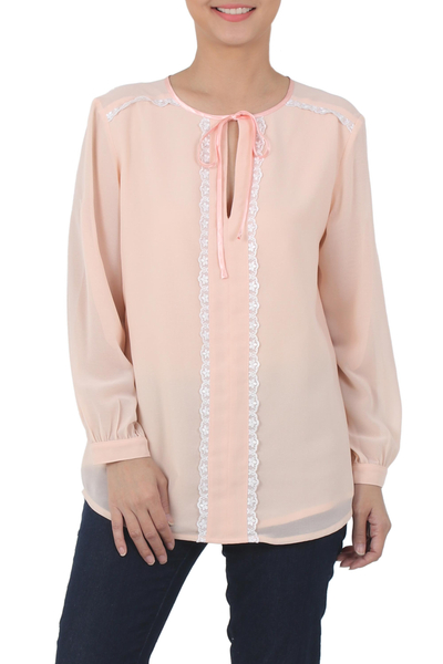 Blusa con detalles de encaje - Blusa de manga larga de poliéster rosa con cuello anudado de Tailandia