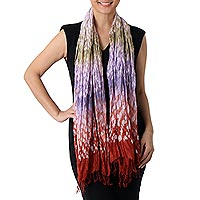Schal aus Rayon-Mischung, „Color Fall“ – Batik-Schal aus Rayon-Mischung in Rotbraun und Iris aus Thailand