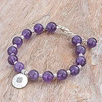 Amethyst-Perlenarmband, „Planetary Om“ – Karen Silber- und Amethyst-Perlenarmband aus Thailand