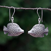 Pendientes colgantes de plata, 'Karen Fishes' - Pendientes colgantes de plata de peces sonrientes de Tailandia