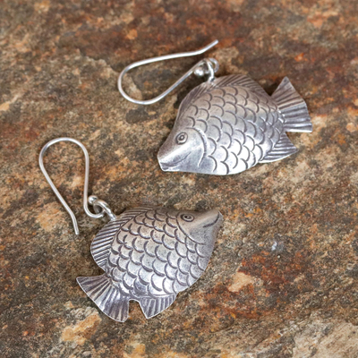 Silber-Baumohrringe, 'Karen Fish'. - Silberne Winkelohrringe von lächelnden Fischen aus Thailand