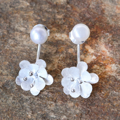Aretes colgantes de perlas cultivadas - Aretes colgantes de perlas cultivadas y plata esterlina hechos a mano