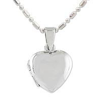 Collar de medallón de plata de ley, 'Promesa duradera' - Collar de medallón de corazón de plata de ley hecho a mano
