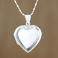 Collar de medallón de plata de ley, 'Romance duradero' - Collar de medallón de corazón de plata de ley hecho a mano
