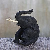 Estatuilla de teca, 'Joyous Elephant' - Estatuilla de elefante tailandés tallada a mano en madera de teca