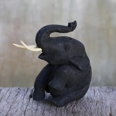 Statuette aus Teakholz - Handgeschnitzte thailändische Elefantenstatuette aus Teakholz