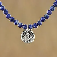 Halskette mit Lapislazuli-Anhänger, „Om Concentration“ – Halskette mit Anhänger aus Lapislazuli und 950er Silberperlen